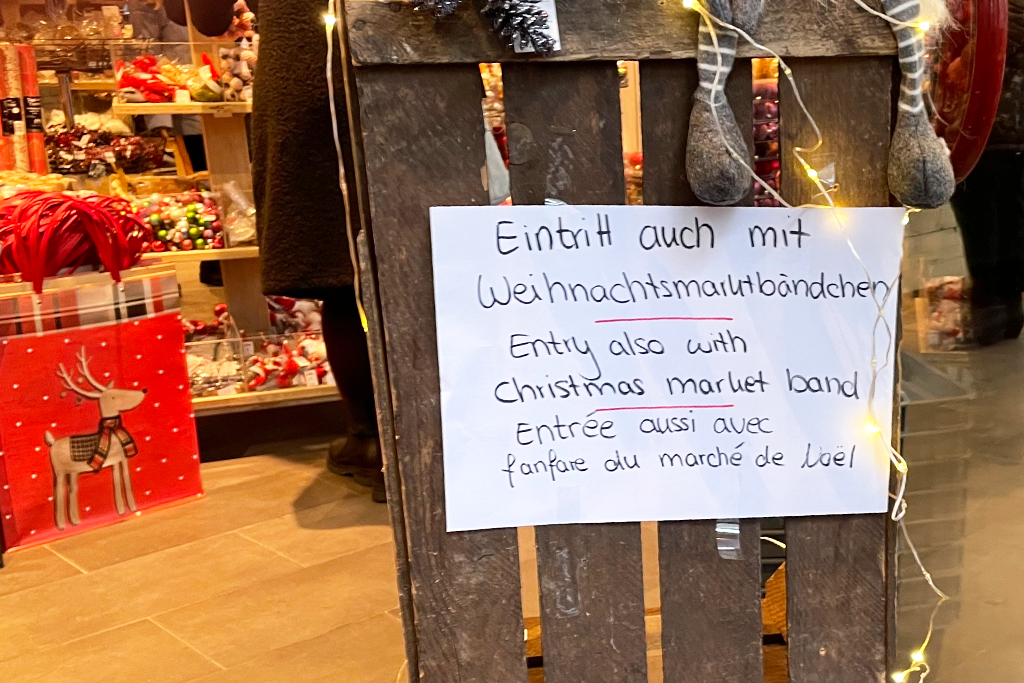 Weihnachtseinkauf in Aachen mal anders: "Zutritt mit Blaskapelle" (Bild: Michaela Brück/BRF)