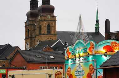 Weihnachtsmark in Eupen - Aufbau (Bild: Raffaela Schaus/BRF)