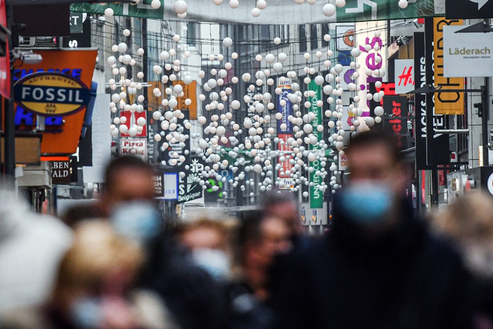 Weihnachtseinkäufer im Dezember in Köln (Bild: Ina Fassbender/AFP)