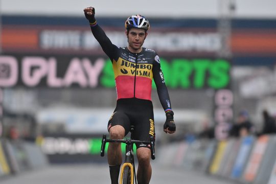 Wout Van Aert überquert die Ziellinie in Heusden-Zolder als Erster (Bild: David Stockman/Belga)