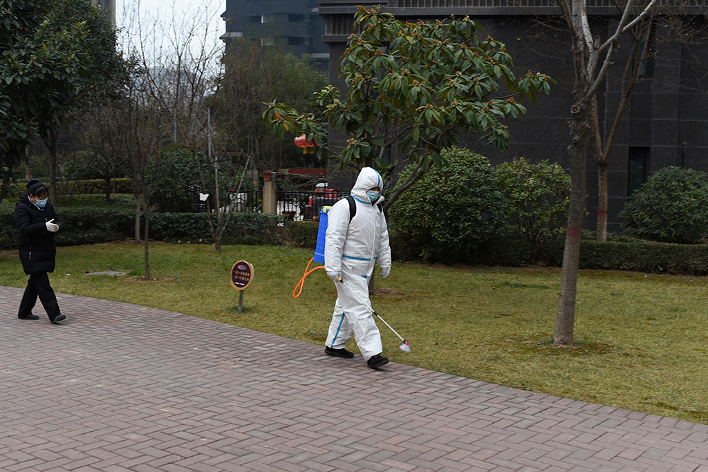 Mitarbeiter der Stadt Xi'an bei der Desinfektion (Bild: AFP)