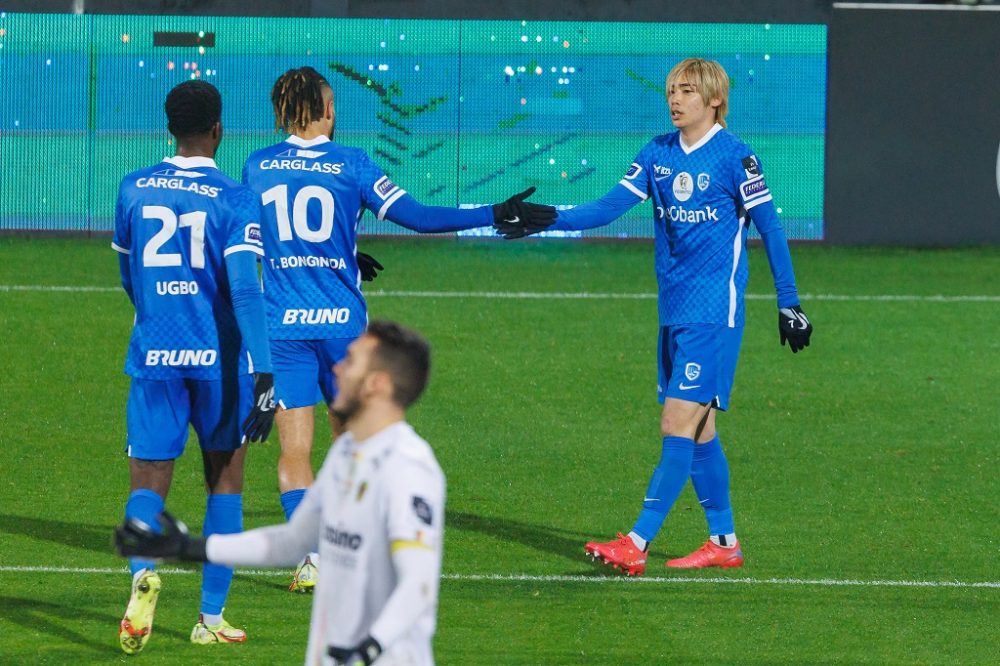 Junya Ito (rechts) führte Genk mit einem Tor und einer Vorlage zum Sieg gegen Ostende (Bild: Kurt Desplenter/Belga)