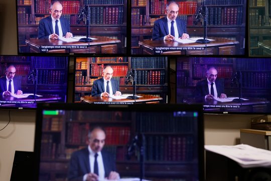 In einem Youtube-Video hat der rechtsextreme Publizist Éric Zemmour am Dienstag offiziell seine Kandidatur bei den französischen Präsidentschaftswahlen angekündigt (Bild: ThomasSamson/AFP)