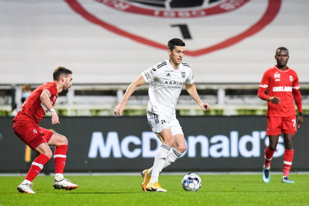 Eupen's Stef Peeters and Antwerp's Birger Verstraete fight for the ball during a soccer match between Royal Antwerp FC RAFC and KAS Eupen, Thursday 16 December 2021 in Antwerp, on day 19 of the 2021-2022 'Jupiler Pro League' first division of the Belgian championship. BELGA PHOTO TOM GOYVAERTS