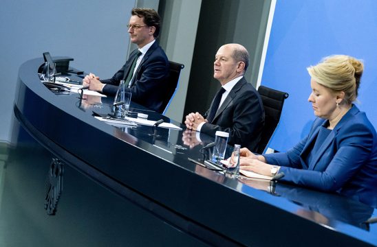 Kanzler Olaf Scholz gibt die neuen Maßnahmen bekannt (Bild: Bernd von Jutrczenka/AFP)