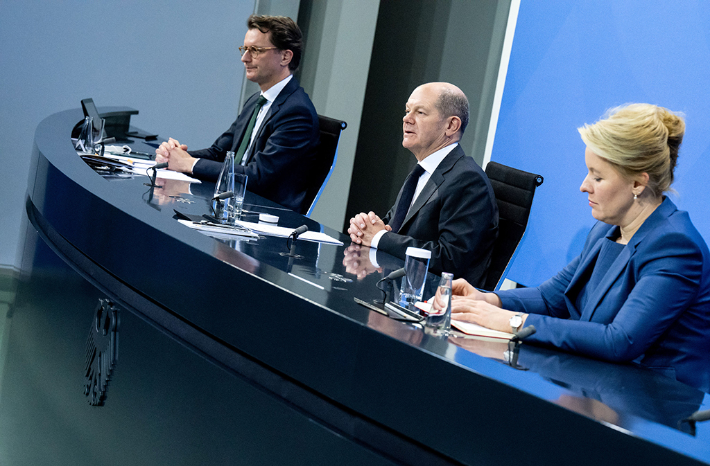Kanzler Olaf Scholz gibt die neuen Maßnahmen bekannt (Bild: Bernd von Jutrczenka/AFP)