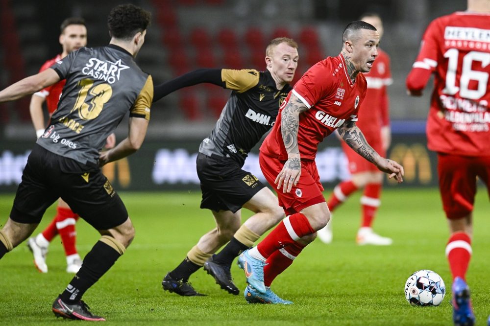 Christian Brüls und Radja Nainggolan im Kampf um den Ball beim Spiel Antwerp FC gegen Sint-Truiden (Bild: Tom Goyvaerts/Belga)