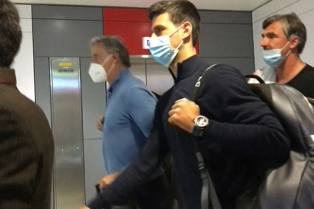 Novak Djokovic auf dem Rückweg von Australien (Bild: STR/AFPTV/AFP)