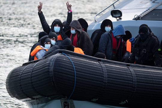 Immer mehr Migranten versuchen, über den Ärmelkanal nach Großbritannien zu gelangen (Bild: Ben Stansall/AFP)
