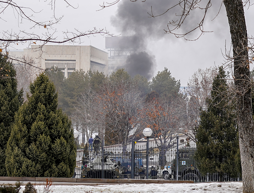 Rauch über einem Gebäude in Almaty bei den Protesten am Dienstag (Bild: Abduaziz Madyarov/AFP)