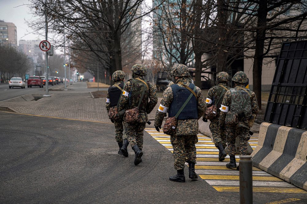 Kasachische Soldaten patrouillieren in Almaty (Bild: Alexandr Bogdanov/AFP)