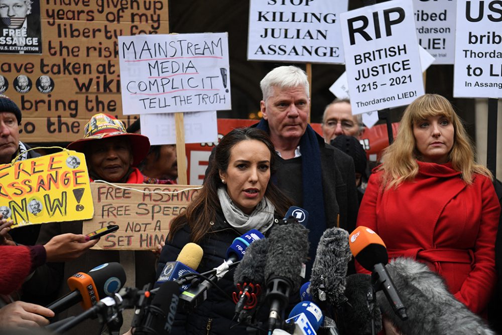 Stella Moris, die Partnerin von Julian Assange, gibt vor dem Londoner High Court ein Pressestatement ab (Bild: Daniel Leal/AFP)