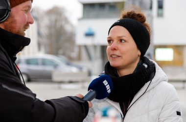 Benefiz-Wanderin Natascha Reusch im Interview mit Christophe Ramjoie (Bild: Olivier Krickel/BRF)
