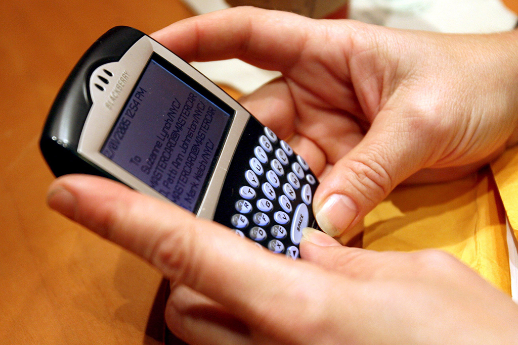 Blackberry-Gerät aus 2005 - damals absolut fortschrittliche Technik (Bild: Justin Lane/EPA)