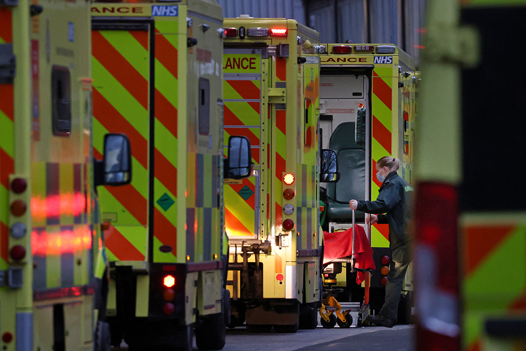 Rettungswagen vor einer Klinik in London (Bild: Hollie Adams/AFP)