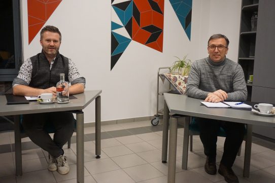 Bütgenbachs Bürgermeister Daniel Franzen (l.) und Oppositionssprecher Elmar Heindrichs (Bild: Stephan Pesch/BRF)