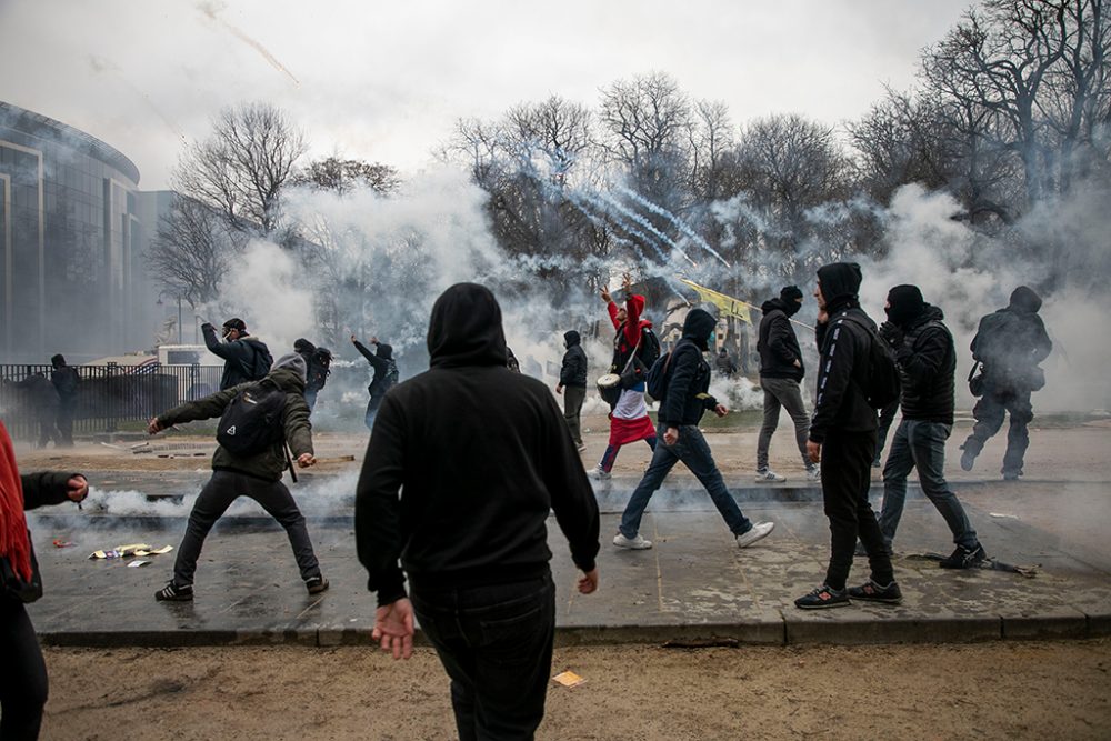 Am Rande der Demonstration gegen die Corona-Politik kam es in Brüssel zu Ausschreitungen (Bild: Hatim Kaghat/Belga)