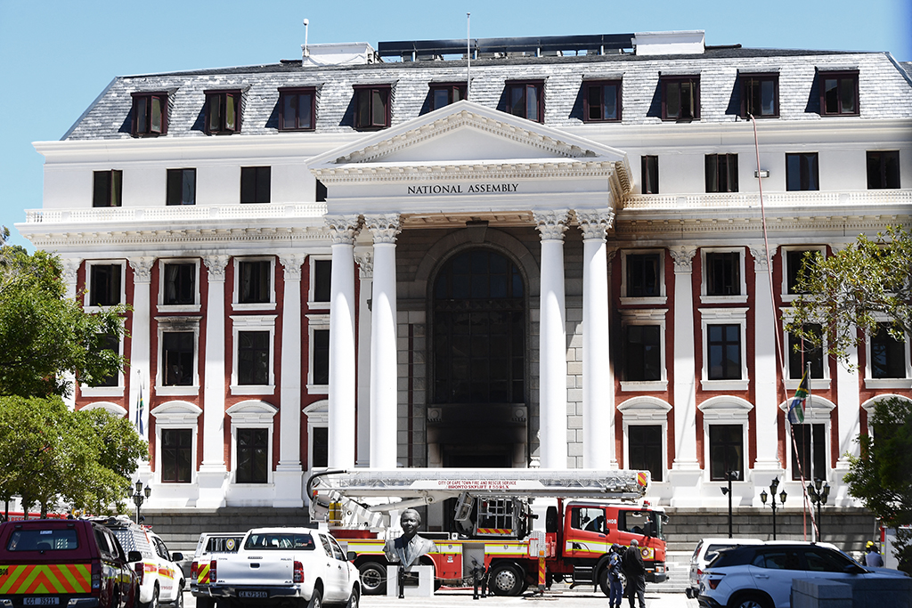 Südafrikas Parlament nach dem Brand (Bild: Rodger Bosch/AFP)