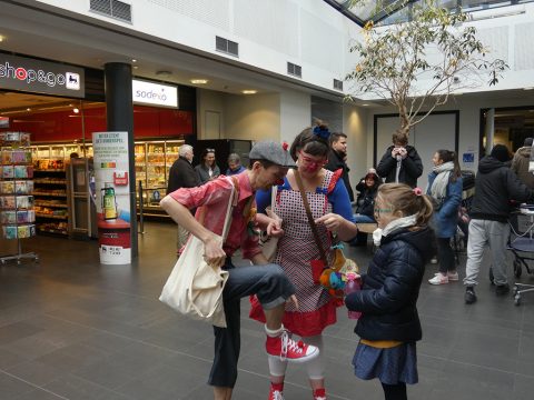 Die Cliniclowns "Rafke" und "Praline" am 31.1.2019 im Universitätskrankenhaus von Antwerpen (Bild: Tijs Vanderstappen/Belga)