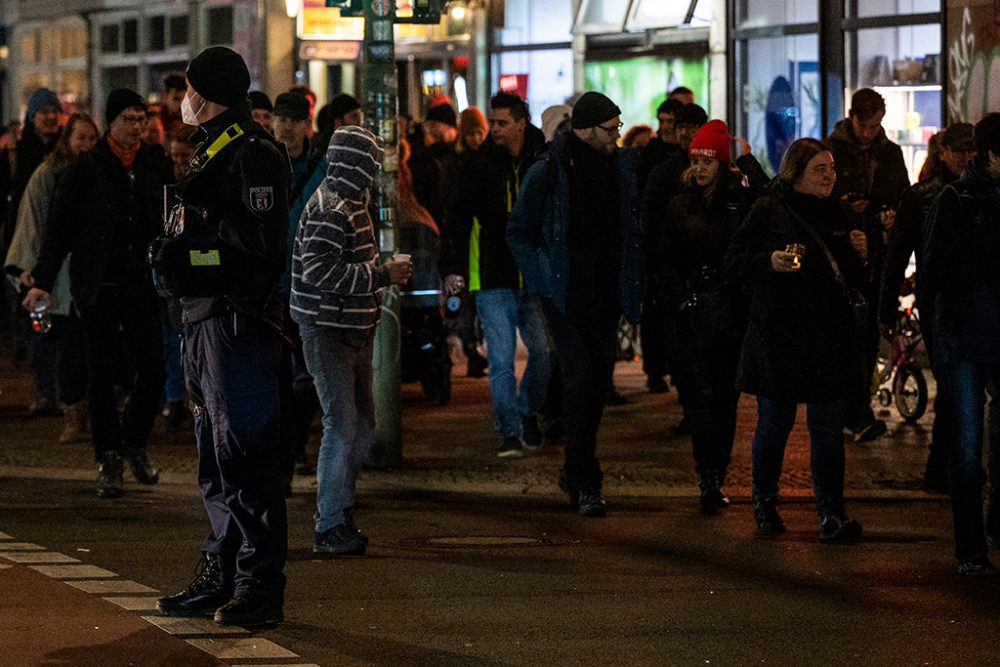 "Montagsspaziergang" in Berlin am 3. Januar (Bild: John MacDougall/AFP)