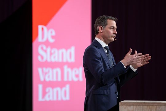 Premier Alexander De Croo beim digitalen Neujahrsempfang der Voka (Bild: Hatim Kaghat/Belga)