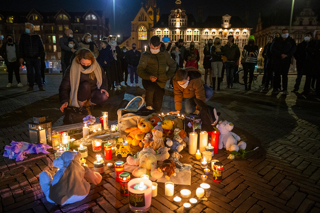 Menschen trauern in Sint-Niklaas um den toten Dean (Bild: Nicolas Maeterlinck/Belga)