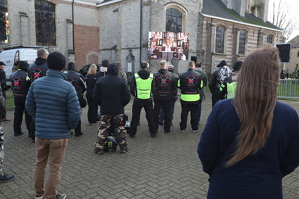 Anwesende der Trauerfeier für den vierjährigen Dean Verberckmoes (Bild: Nicolas Maeterlinck/Belga)