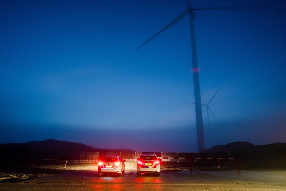 Polizeiautos in der Nähe des Fundorts der Leiche (Bild: Marco De Swart/ANP/AFP)