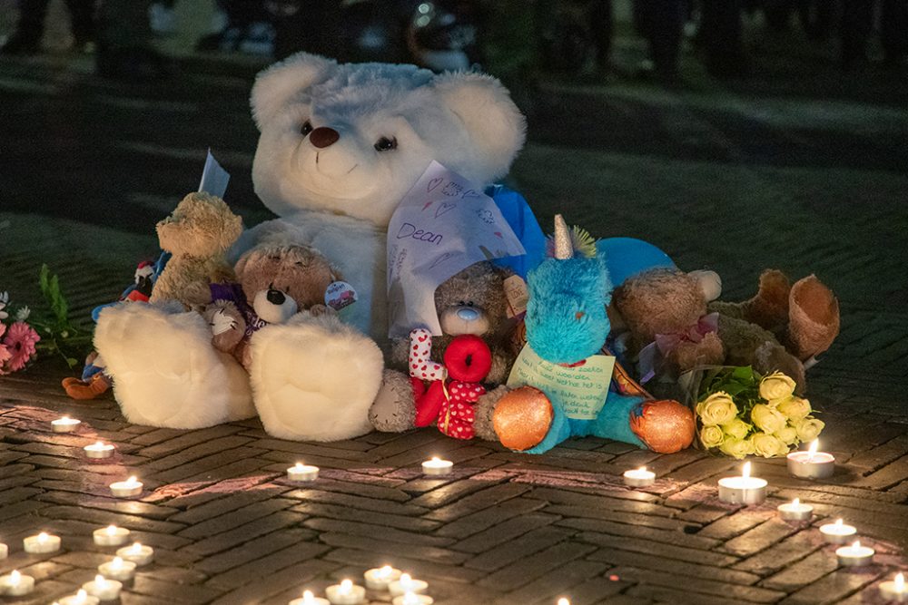 Am Platz vor dem Rathaus von Sint-Niklaas, dem Heimatort von Dean, sind Kerzen, Blumen und Kuscheltiere niedergelegt worden (Bild: Nicolas Maeterlinck/Belga)