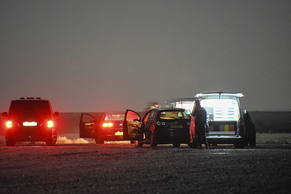 Polizeifahrzeuge in der Nähe des Fundorts der Leiche des kleinen Dean (Bild: Roland De Jong/ANP/AFP)