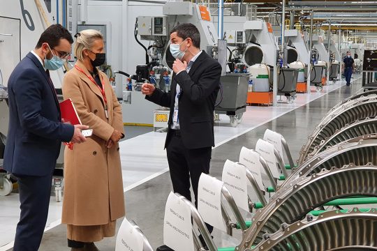 Besuch von Ludivine Dedonder bei Safran Aero Boosters in Herstal (Bild: Laurent Cavenati/Belga)