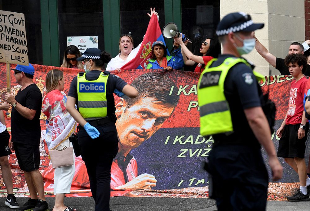 Proteste vor dem Quarantänehotel, in dem sich Novak Djokovic befindet