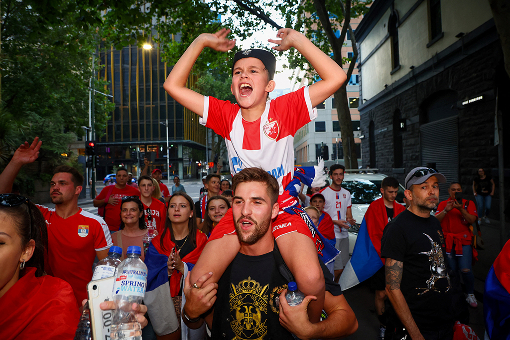 Fans von Novak Djokovic jubeln nach der Gerichtsentscheidung