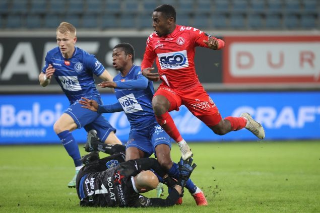 Dylan Mbayo (rechts) traf gegen seinen Ex-Klub doppelt und sicherte Kortrijk damit einen Punkt (Bild: Virginie Lefour/Belga)