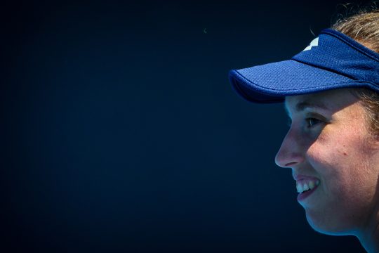 Nahaufnahme von Elise Mertens mit blauem Visor-Cap