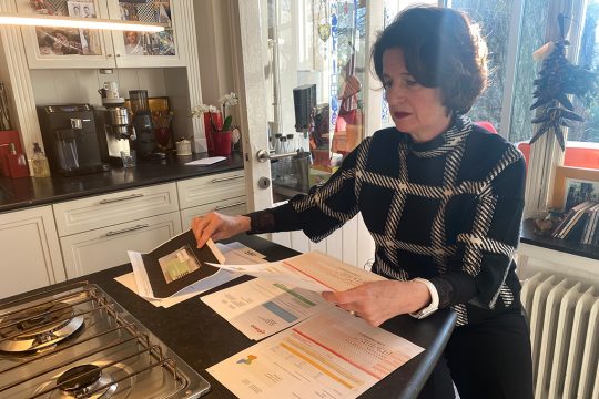 Die Eupener Lehrerin Verena Brammertz sollte plötzlich eine viermal höhere Vorauszahlung leisten (Bild: Simonne Doepgen/BRF)