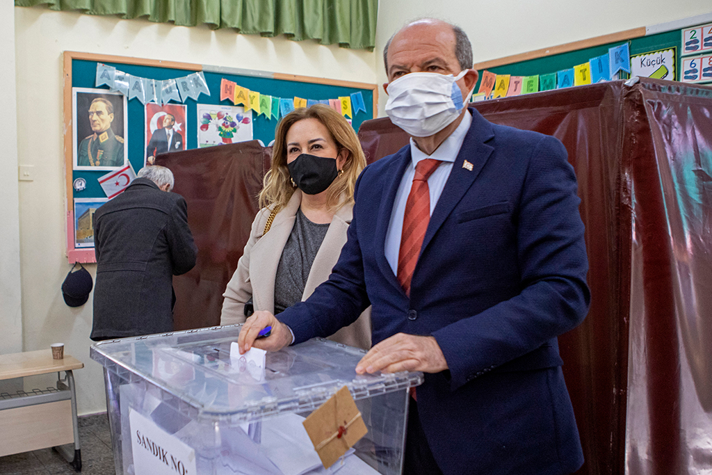 Ersin Tatar bei seiner Stimmabgabe (Bild: Birol Bebek/AFP)