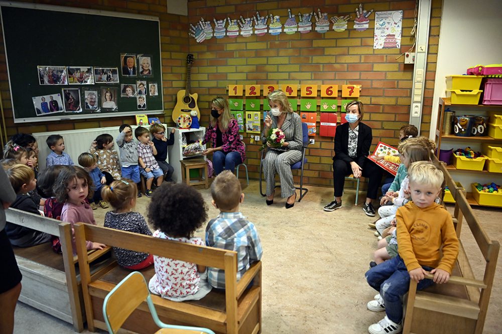 Vom Hochwasser betroffen war unter anderem die Schule von Esneux, die im September Besuch von Königin Mathilde und König Philippe bekam (Bild: Eric Lalmand/Belga)