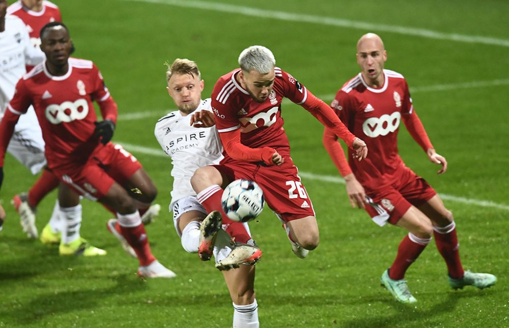 Andreas Beck im Zweikampf mit Nicolas Raskin (Bild: John Thys/Belga)