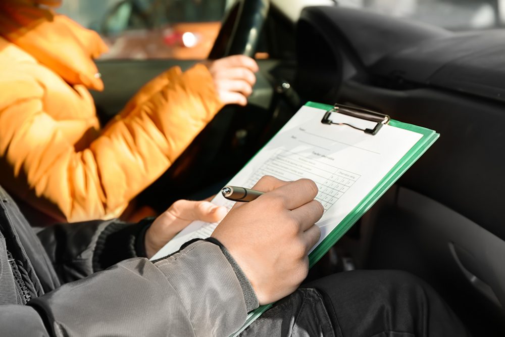 Ausbilder führt Führerscheinprüfung durch (Bild: Serezniy/Panthermedia)