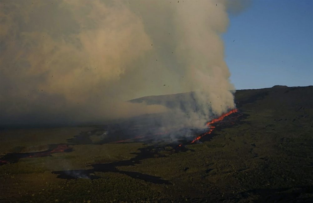 Der Wolf-Vulkan auf der Galapagos-Insel Isabela spuckt Lava und Asche (Bild: Wilson Cabrera/Galapagos National Park/AFP)