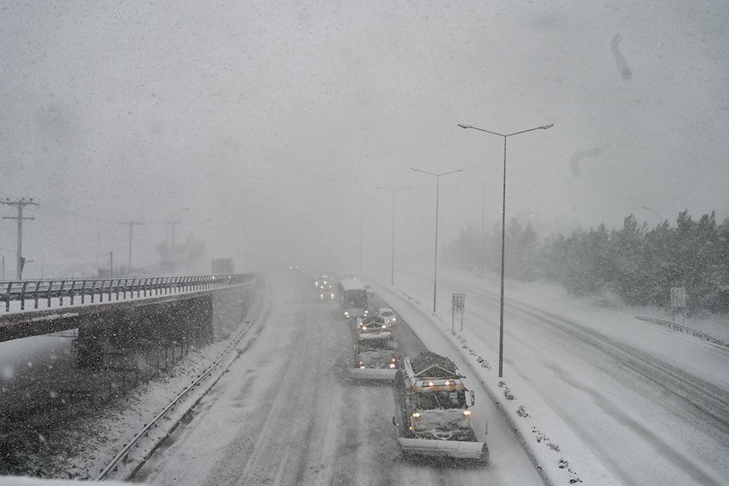Auf den Straßen in und um Athen ist der Verkehr wegen der winterlichen Verhältnisse teilweise zum Erliegen gekommen (Bild: Aris Messinis/AFP)