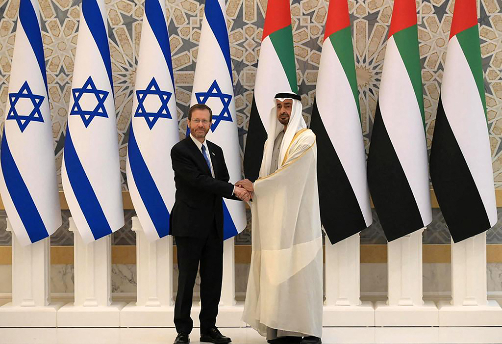 Israels Präsident Izchak Herzog und Scheich Mohammed bin Sajid Al Nahjan (Bild: Amos Ben Gershom/GPO/AFP)