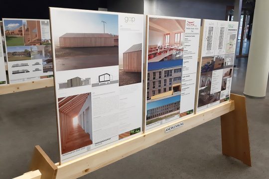 Holzbaupreis Eifel: Wanderausstellung im Triangel in St. Vith zu sehen (Bild: Manuel Zimmermann/BRF)