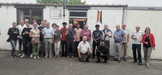 Ingrid Henz (1. v. r.) mit Unterstützern des Kollektivs und der Gemeinde vor dem Lokal (Bild: privat)