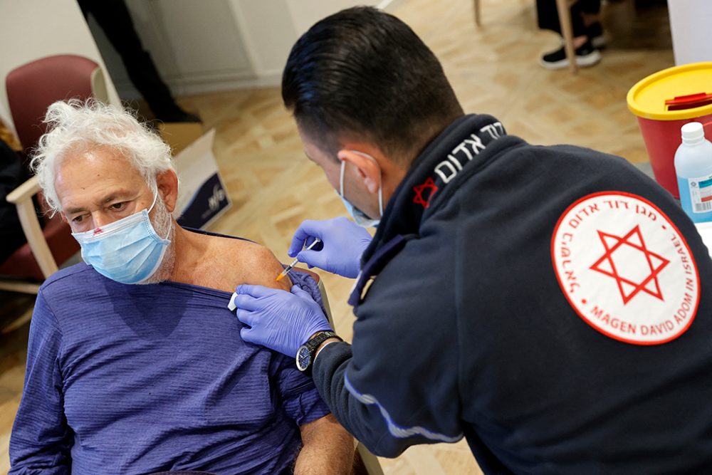 Vierte Impfung in einem Seniorenheim in Netanya am Mittwoch (Bild: Jack Guez/AFP)