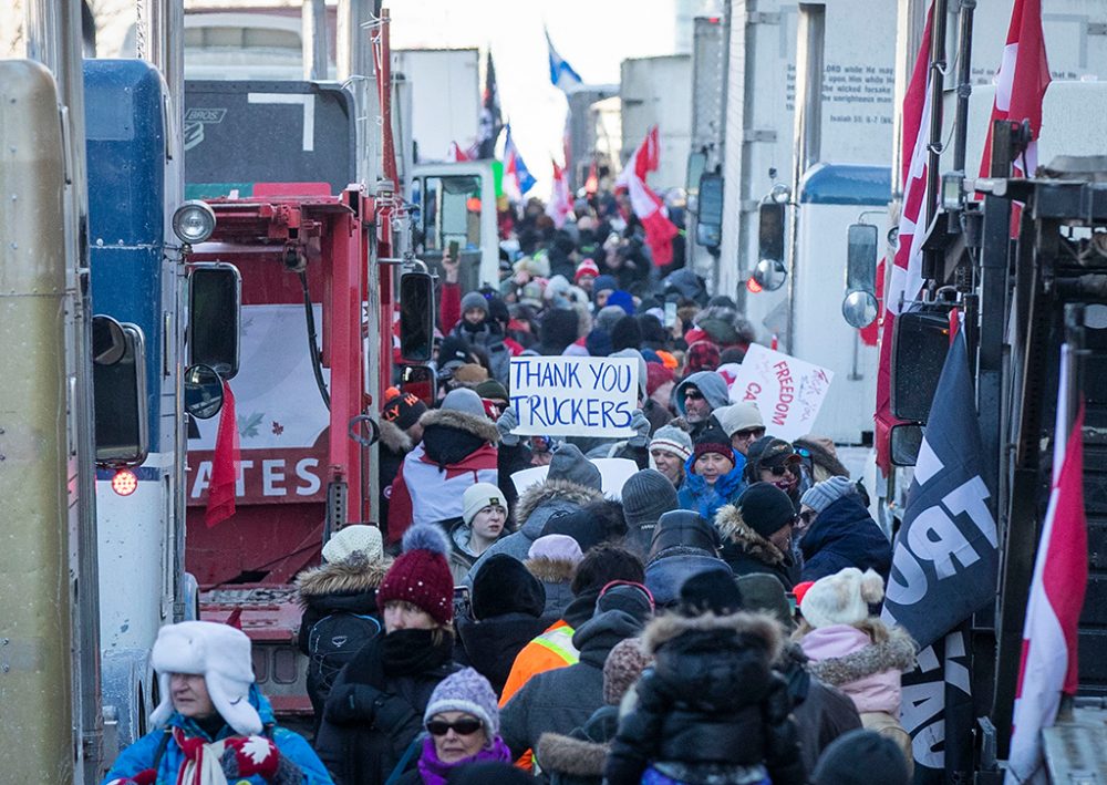 Tausende Trucker demonstrieren in Kanada gegen Corona-Vorgaben (Bild: Lars Hagberg/AFP)