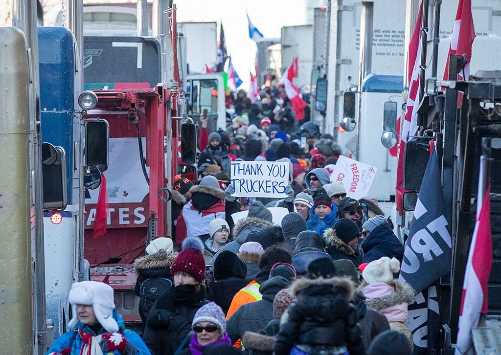 Tausende Trucker demonstrieren in Kanada gegen Corona-Vorgaben (Bild: Lars Hagberg/AFP)