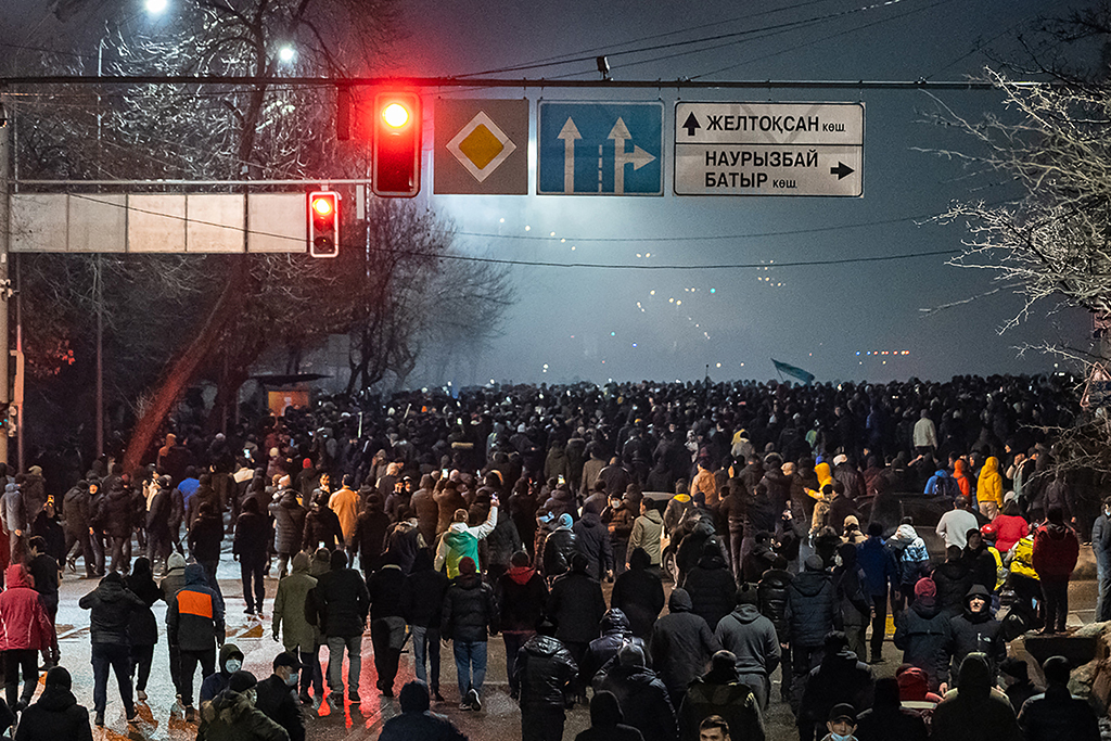 Demonstration in der kasachischen Stadt Almaty (Bild: Ruslan Pryanikov/AFP)