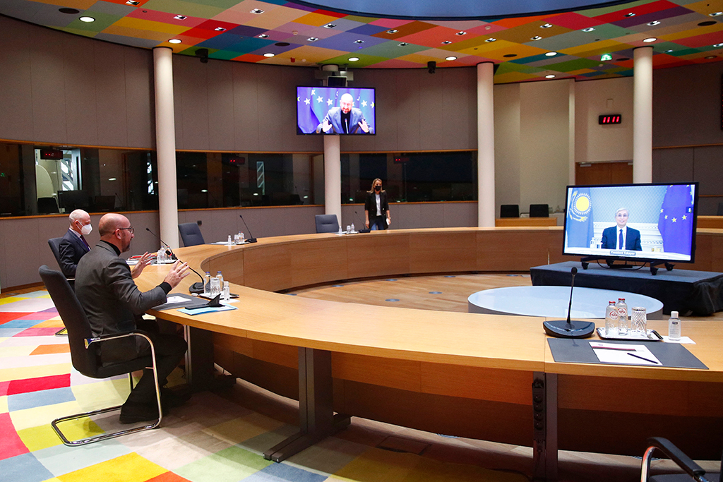 EU-Ratspräsident Charles Michel bei einer Videokonferenz mit Kasachstans Präsident Tokajew (Bild: Johanna Geron/AFP)